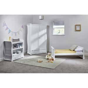 Zestaw zawiera łóżko dla dziecka z białej wierzby, szafę z białej wierzby i komodę z białej wierzby.