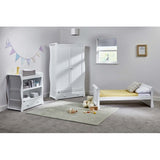 Este conjunto inclui cama infantil de salgueiro branco, guarda-roupa de salgueiro branco e uma cômoda de salgueiro branco.