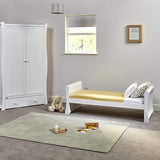 Denne sengen i hvitt treslede er lavt til gulvet for å sikre at pjokk er trygt å komme inn og ut av sengen alene.