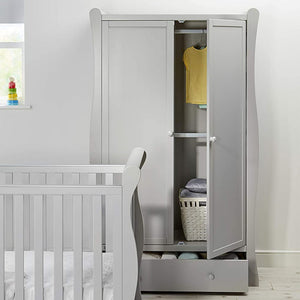 Atrás das portas duplas, você encontrará um interior espaçoso com uma grade onde poderá pendurar as roupas do seu filho.