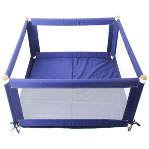 Denne blå kravlegård inkluderer mesh-sider og et tykt polstret gulv, der holder dit barn sikkert, komfortabelt og uskadt.