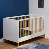 Le lit bébé Melody a été conçu pour que les ferrures ne soient pas apparentes aux extrémités, pour un look épuré et contemporain.