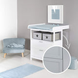 Этот серый пеленальный столик также доступен в белом цвете и в двух вариантах — с выдвижными ящиками или шкафчиками.