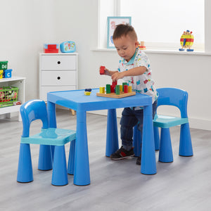 Este juego de mesa y 2 sillas de plástico resistente para interiores y exteriores es liviano y perfecto para manualidades o para tomar un refrigerio.