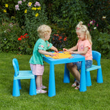 يخلق البلاستيك الصلب طاولة وكرسي قويين بينما يعتبر اللون الأزرق لونًا مشرقًا مثاليًا لأطفالك الصغار.