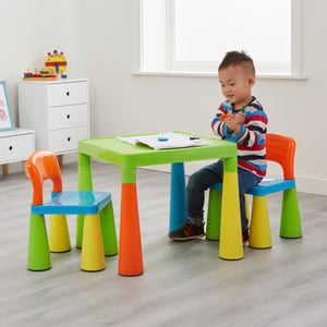 Dieses Tisch- und 2-Stühle-Set hat ein klobiges und ausgefallenes Design, sodass Ihre Kinder spielen, basteln oder ein Picknick machen können.