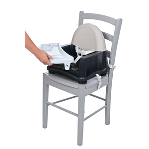 Unsere pflegeleichte Sitzerhöhung mit Schaukeltablett ist eine benutzerfreundliche und komfortable Sitzerhöhung für Ihren kleinen Gast.