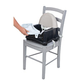 Vores Easy Care Swing Tray Booster Seat er en letanvendelig og komfortabel fodringsbooster til din lille spisestue.