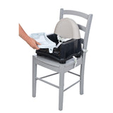 Onze Easy Care Swing Tray Booster Seat is een gebruiksvriendelijke en comfortabele voerverhoger voor uw kleine etentje.