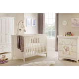 Cette collection classique Little Helper Shaker Nursery comprend un lit bébé, une table à langer, des tiroirs et une armoire.