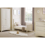 La gamme de chambre de bébé Little Helper Shaker pour bébé, tout-petit et enfant. Fabriqué en pin massif peint en couleur pierre blanche.