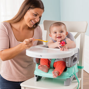 Questo simpatico seggiolino rialzato può essere utilizzato come seggiolone con o senza vassoio e il bambino potrà unirsi alla famiglia all'ora di cena