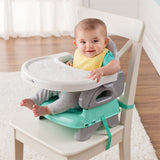 Vår booster Seat lar babyen spise ved et voksenbord, eller den kan brukes som en høy stol med brett når den er festet til en stol.