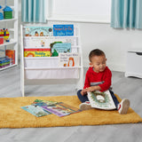 أضف بعض التخزين الأنيق والدقيق إلى غرفة نومك الصغيرة أو غرفة الأطفال أو غرفة اللعب من خلال شاشة عرض الكتب الخشبية البيضاء