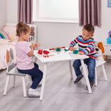 Conjunto infantil de mesa de madeira e 2 cadeiras com design de gato e cachorro.