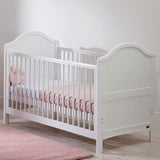 Das wunderschöne französische Kinderbett aus weißem Holz verfügt über Beißschienen, die Ihrem Kind maximalen Schutz vor Schaden bieten.