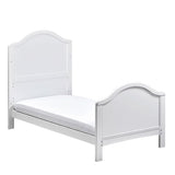 تضيف الأطراف المنحنية لهذا السرير إلى المظهر والتصميم الفرنسي لسرير المهد.