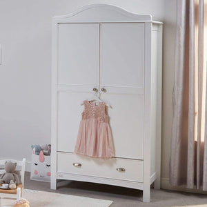 Eclipse ワードローブはヴィンテージスタイルと新鮮な白仕上げを組み合わせており、新しい子供部屋に美しく追加されます。 