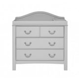 De French Grey Eclipse ladekast met commode combineert vintage stijl en een frisse witte afwerking, waardoor het een prachtige aanvulling is op je nieuwe kinderkamer.