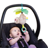 Retire los objetos súper lindos que cuelgan de los arcos y fíjelos al cochecito del bebé o al asiento del automóvil para una mayor interacción.