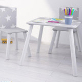 組み立てが簡単な、このとてもかわいいグレーと白の子供用テーブルと椅子 2 脚のセットは、どんな小柄なピカソにも最適です。