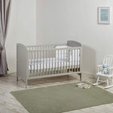 Das Lullaby-Kinderbett verfügt über Endplatten in Nut- und Federoptik mit einer sanft geschwungenen Form, was es stilvoll und praktisch macht.
