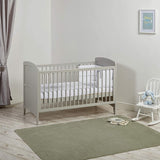 Lullaby Cot Bed har endepaneler med not- og not-look med en blid buet form, hvilket gør den stilfuld og praktisk.