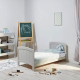 جوانب سرير المهد قابلة للإزالة بسهولة، مما يسمح لك بتحويل سرير المهد إلى سرير طفل صغير!