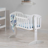 Berço de madeira branca com acabamento elegante e arrumado, perfeito para recém-nascidos até 6 meses.