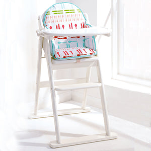 Cette chaise haute pliante blanche en bois massif convient à partir de 6 mois lorsque bébé passe du lait aux solides.