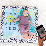 Los padres pueden registrar los hitos durante el primer año del bebé utilizando el indicador mes a mes impreso en la alfombra de juego para bebés.