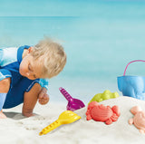 ليست مجرد لعبة حمام أو لحفر الرمل، بل يمكنك أيضًا أخذ الرمل والماء إلى الشاطئ