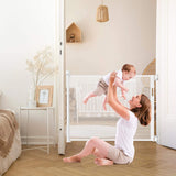 Barrière bébé moderne rétractable et réglable pour une utilisation en intérieur et en extérieur.