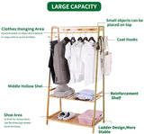 Esta barra para ropa de bambú natural tiene mucho espacio para guardar ropa, sombreros, bolsos o zapatos.
