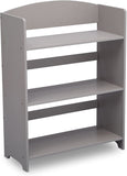 Táto voľne stojaca sivá knižnica má rozmery: 84 cm výška x 62,5 cm šírka x 27 cm hĺbka