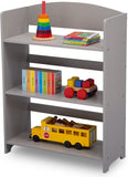 Помогите своему ребенку организовать растущую коллекцию книг с помощью современного серого книжного шкафа.
