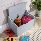Con diseño machihembrado en el panel frontal, esta encantadora caja de almacenamiento montessori es perfecta para juguetes.