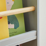 Dieses graue und natürliche Montessori-Bücherregal bietet ein hervorragendes Preis-Leistungs-Verhältnis