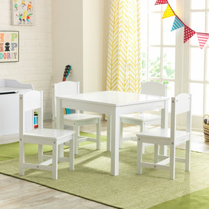 Esta mesa de madera blanca y 4 sillas gruesas son perfectas para manualidades y más.