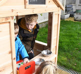 Wykonany z naturalnego drewna jodłowego, nasz drewniany domek do zabawy dla dzieci na świeżym powietrzu ma 1,37 m wysokości i wymiary 112 cm szerokości i 93 cm głębokości.