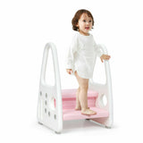 この白とピンクの高品質踏み台は軽量で、家の中で簡単に移動できます。
