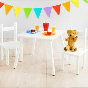 Ten piękny, czysty i prosty zestaw białych drewnianych stołów i krzeseł jest idealny do wszelkiego rodzaju zajęć dla dzieci w wieku od 3 lat i starszych