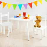 Deze mooie strakke en eenvoudige witte houten tafel- en stoelenset is ideaal voor allerlei activiteiten voor kinderen vanaf 3 jaar