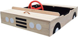 Nossa caixa de areia inclui um volante para diversão, um banco corrido e armazenamento no capô do carro para brinquedos.
