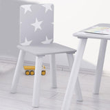 Moderne og stilig, dette nydelige barnebord og stoler i grått og hvitt tre er ideelt for småbarn og små barn.