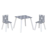 رائعة ولطيفة، طاولة وكراسي الأطفال هذه مصممة باللون الأبيض والرمادي الناعم مع نجوم بيضاء منتشرة عليها