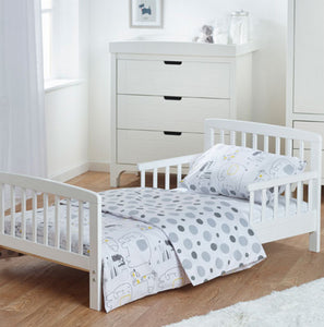 パイン無垢材で作られ、塗装されたこのクラシックホワイト塗装の幼児用ベッドは、シンプルでエレガントな外観です。