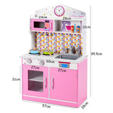 Esta cocina de juguete de madera tiene estantes, un microondas de juguete, una cocina y viene con accesorios para un juego de rol real.