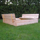 Este arenero ecológico de madera para niños con banco y tapa mide 1,2 metros cuadrados.