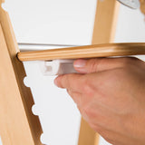 Cette chaise haute en bois gris est livrée avec un système unique de plateau de chaise haute à clic et réglage.
